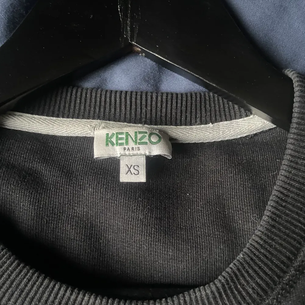 Hej säljer denna kenzo tröja i storlek xs, den är bra skick och äkta såklart hör av dig vid mer frågor.. Tröjor & Koftor.