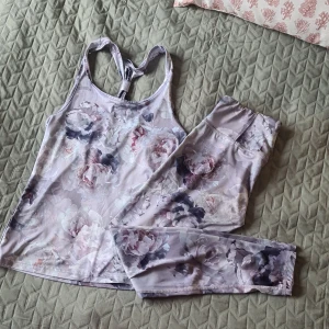 Träningsset - Träningsset i mjukt material och blomsterprint. Byxorna i modellen högre midja.