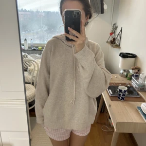 Stickad hoodie  - Jätte fin och skön stickad hoodie! Slut överallt!!!