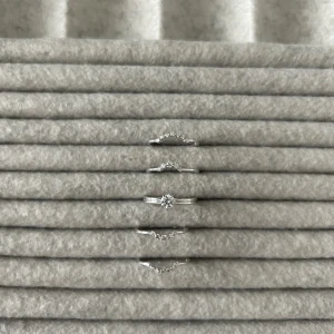 Silver ring med Sten  - Jätte fina ringar i silver med stenar, passar till allt och du kan antingen köpa en eller flera, finns två av varje förutom ringen med en Sten!