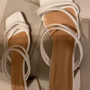 Vita klackskor - Säljer dessa vita klackskor. Helt oanvända då dom är lite stora för mig. Köpta på SHEIN för 199kr, väldigt snygga och bekväma med en lite lägre klack. Helt oanvända, endast testade!