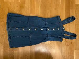 Jeans klänning som inte passar mig längre. Köpt på HM. Använt ett fåtal gånger. Storlek 34