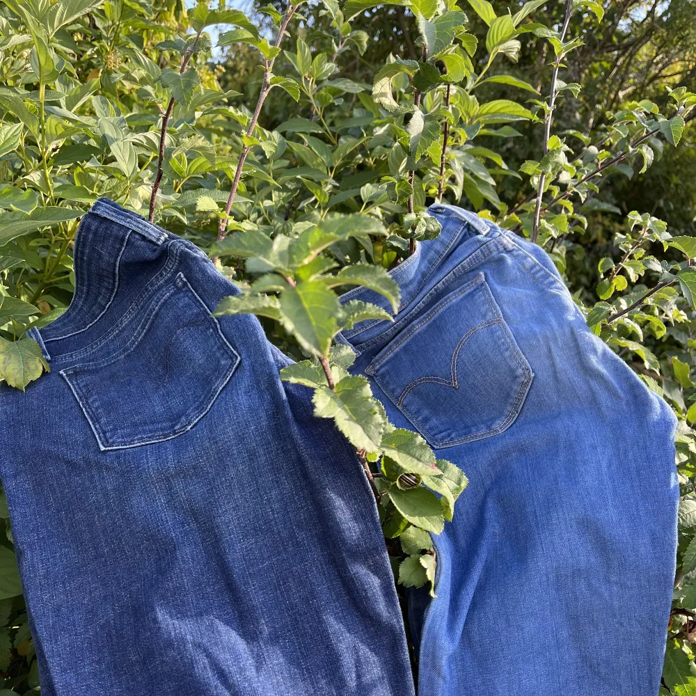 Två olika Levisjeans. 199kr/st.. Jeans & Byxor.