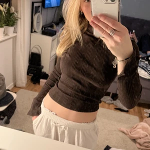 Brun topp - Skitsnygg topp från Gina tricot!!❤️ säljer då den inte kommer till användning och är i fina skick❤️  Skriv för fler frågor❤️