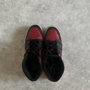 Röda jordans - Säljer dessa röda jordans i storlek 38, men passar någon med storlek 37. De är ej min stil och säljer därav.  De är använda en del, men har ej några skador eller synliga ”problem”. Säljs för 600 men kan gå ner i pris vid snabb affär💖