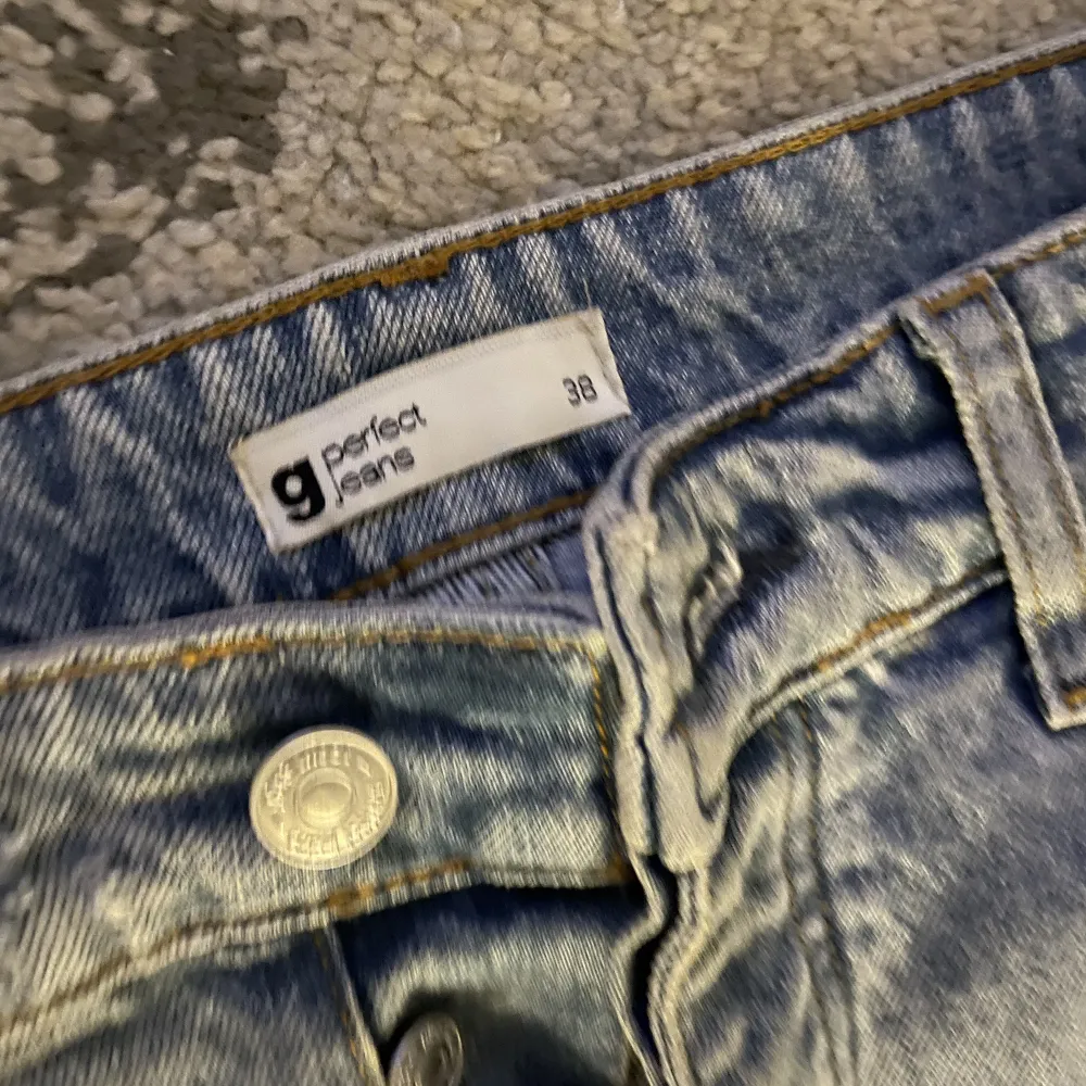 Superfina jeans från Gina tricot. Strl 38 men är mer som 36. . Jeans & Byxor.