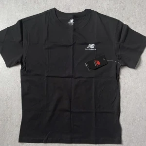 träningskläder New balance  - unisex tshirt, från new balance, helt ny med prislappar, storlek s och m, priset på new balance hemsidan är 360 (sista bild)
