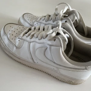 Nike Airforce 1 - Nike Air force one. Använda men hela och rena.  Storlek 40,5 .