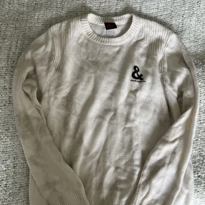 Dolce & gabbana tröja - Stickad tröja från dolce & gabbana, köpt på humana och endast använd en gång! På tröjan står det storlek 52, men på mig som brukar ha xs passade den oversized så skulle säga storlek M/S!