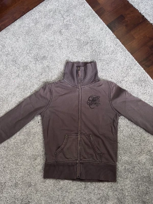 Vintage Tröja med feta detaljer - Säljer nu en sjukt nice tröja som tillhörde min mamma, om ni har några frågor så fråga på! Pris kan diskuteras. Möts endast upp!!!