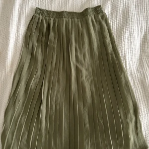 Kjol - Använd cirka 3 ggr, resårband så passar 36 och 38