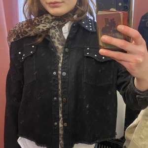 Jacka  - As snygg jeans jacka från zara 🍩 den har silver nitar as snyggt och gratis frakt 