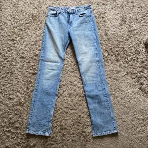 Jätte fina jeans med slits ifrån Zara. Säljer pågrund av att dom har blivit för små. Dom är i storlek 38. Fick dom i present så kan tyvärr inte priset på dom. Kan tänka mig att sälja dom för 250 kr. 💕