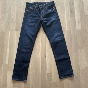 Replay Jeans 30,32 - Säljer mina riktigt snygga replay jeans, då jag tyvärr växt ur dom. Snygg tvätt och knappt använda. Hör av er för fler bilder eller frågor! //Alex