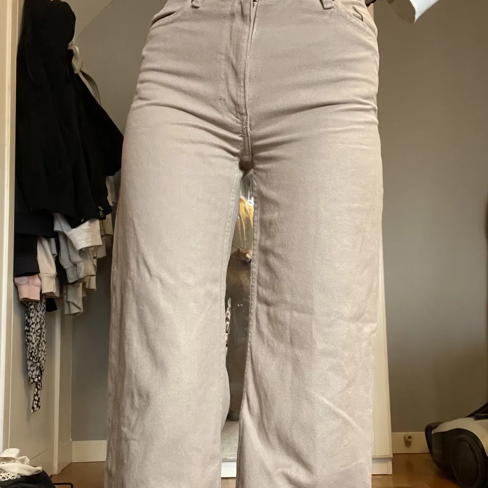 Ljusa och långa yoko jeans från beige färgade jeans från monki. Så fina men har tyvär blinkt för små för mig, men gillar de verkligen❤️. Jeans & Byxor.