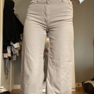 Ljusa och långa yoko jeans från beige färgade jeans från monki. Så fina men har tyvär blinkt för små för mig, men gillar de verkligen❤️