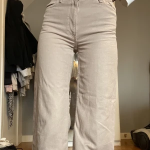 ljusa yoko jeans  - Ljusa och långa yoko jeans från beige färgade jeans från monki. Så fina men har tyvär blinkt för små för mig, men gillar de verkligen❤️
