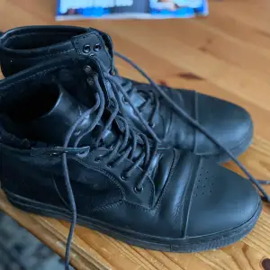 Sköna svarta skor (kängor) från svensk märke Gram,strl39. Konstgjort päls men inte så varma så passar bra till våren