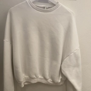 Nelly tröja  - Använd ett fåtal gånger, inga defekter. Storlek xs men skulle säga att den är s/m. Nypris: 349kr