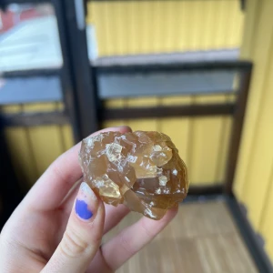 Honungskalcit - Tröst 💛 - Honungskalcit kristall. Säljer då jag har en till likadan. Köptes på Oh La Moon. Fint skick.  ”Honungskalcit är en tröstare, den ger dig värme och sötma när du känner dig sargad och trött. Den varma sensuella energin lockar dig till andra tankar.”