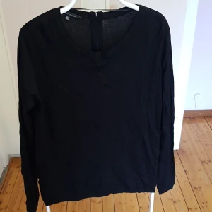 Långärmad tröja med dragkedja bak i nacken. - Långärmad tröja. Använd endast ett fåtal gånger. Storlek 48/50.