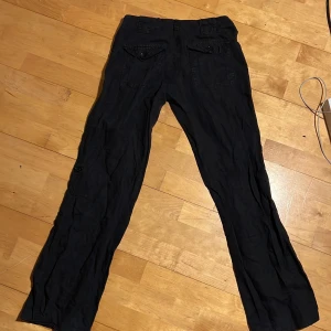 Linne/tygbyxor - Säljer dessa jättefina lågmidjade tygbyxor! Dom är raka/bootcut i modellen och är i storlek 34 från HM. Som man ser i den sista bilden finns det slut längst ner på byxorna, annars är dem fleråriga och kommer med 4 st extraknappar.  Skriv vid intresse!!