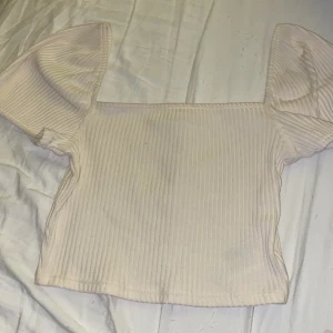 Ribbad t-shirt - Aldrig använd, säljer min ribbade lite urringad t-shirt💗