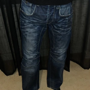 Jeans - Jeans från jack&jones, köpta på herr avdelningen, aldrig använda. Passar mig i benen som brukar ha Xs/S, passar även M. 70 cm i innerbenet och 80 i midjan. Köparen står för frakten🤍 ( skriv privat för mer bilder/frågor)