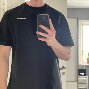 Arigato T-Shirt - Säljer denna Arigato T-shirt, ingen speciell anledning använder bara inte så mycket längre. Den är använd men i bra skick och är felfri. Nypris 800kr säljer för 400kr!