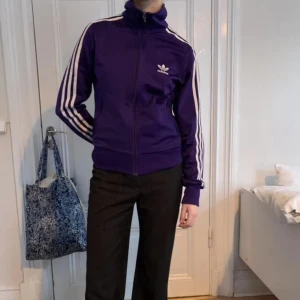 Tracksuit Adidas - Lila tracksuit från adidas. Strl 38 men passar även mindre. Inget att anmärka på skicket. 
