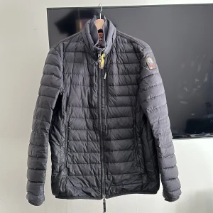 Äkta pjs Jacka  - Säljer en äkta parajumpers jacka för jag inte behöver den längre de har Scan och allting  Nypris 4800 Säljer för 2000