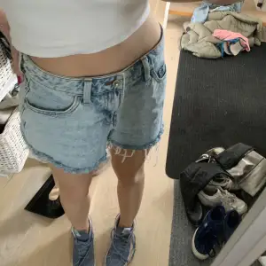 Lågmidjade jeanshorts från zara i storlek 34, men passar 36 också!!🤩jättefint skick 