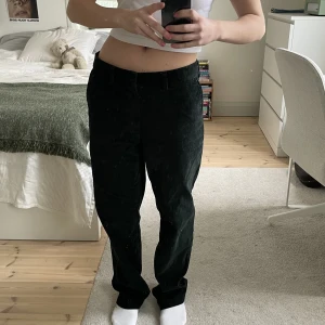 Lågmidjade mörkgröna byxor - Superfina lågmidjade manchesterbyxor med raka ben.   Storlek 31, skulle uppskatta till S/M. Lite långa för mig som är 165 cm💕 