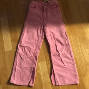 Ett par rosa byxor. Använda: 5 gånger😊 Storlek: 134. Från Zara - Använda: 5 gånger😊 Tyvärr passar dom mig inte mer i smaken💗 I väldigt bra skick!