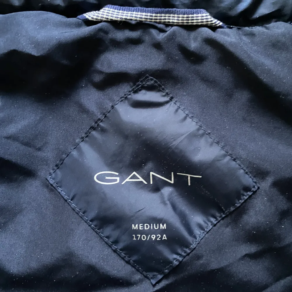 Gant väst i storlek M använd få tal gånger  Ny pris 1 999kr  mitt pris 1 200kr. Jackor.