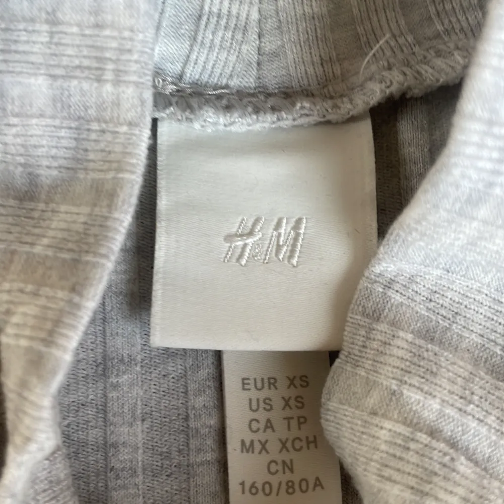 Jättefin ribbad tröja från hm som inte används mer säljs för 80kr+ frakt  Nypris:199. Toppar.