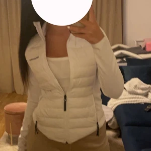Peakperformance jacka/Cardigan - Hej! Jag säljer min jättesnygga vita ”jacka” i storlek Medium. Jag säljer den för att jag inte har användning för den längre, jackan är felfri och har kommit till användning 4 gånger.