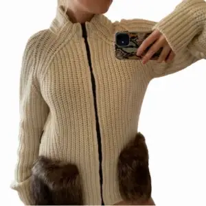 Stickad kofta/tröja från Moncler i en creme färg från 2020. Inga defekter och i fint skick!