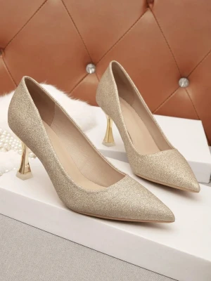 Oanvända, helt nya Guldglittriga pumps - Helt nya, oanvända pumps i guldglittrigt textilmaterial. Metallklack ca 6 cm hög och spetsig tå. Foder i skinnimitation. Stl 38. Upplever skon som liten i storleken. (Lånade men autentiska bilder).