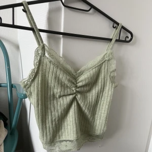 Grönt Linne - Ett gulligt linne ifrån new yorker i storlek Xs! Linnet är använt och har lite noppror men annars inga anmärkningar! 