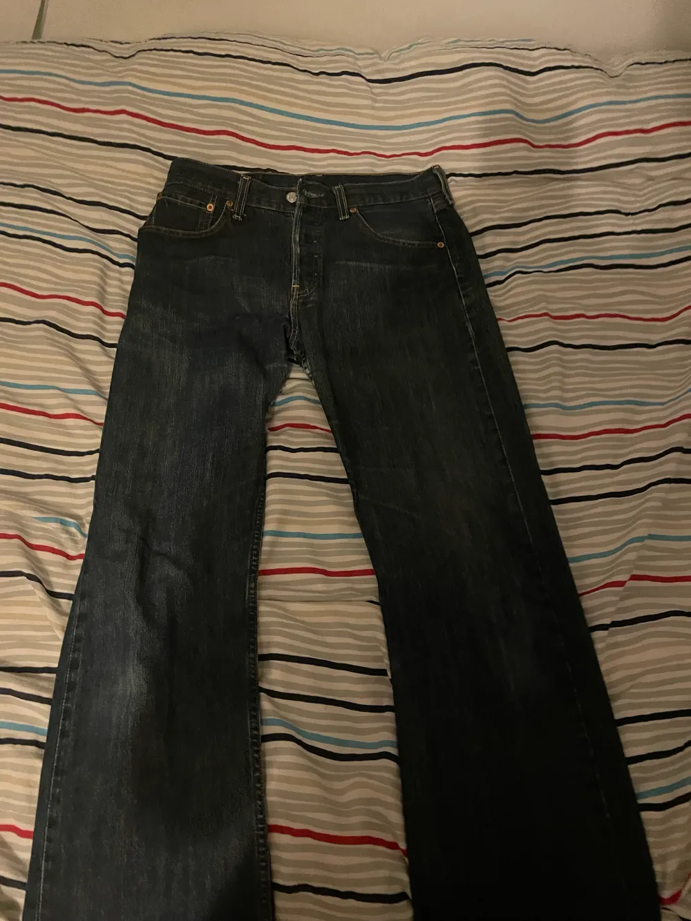 Ett par använda Levi’s 501 Jeans i storlek 32/32 straight fit. Jeans & Byxor.