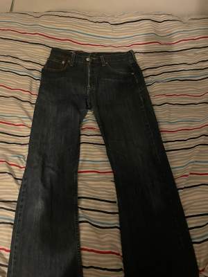 Ett par använda Levi’s 501 Jeans i storlek 32/32 straight fit