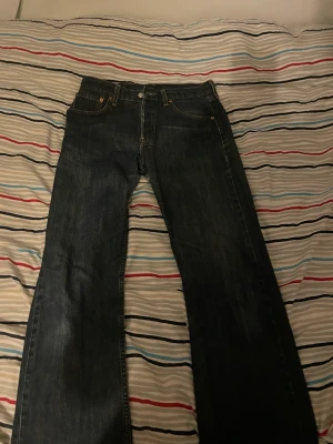 Levi’s 501 Jeans - Ett par använda Levi’s 501 Jeans i storlek 32/32 straight fit