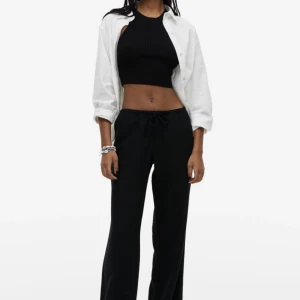 Linnebyxor hm - Linnebyxor från hm i storlek xxs, lägger upp nu så att det blir fri frakt, har en kompis som kanske vill köpa men om hon inte vill säljer jag de här💗