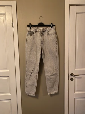 gina tricot jeans  - begagnade gråa gina jeans vid intresse kan fler bilder skickas 