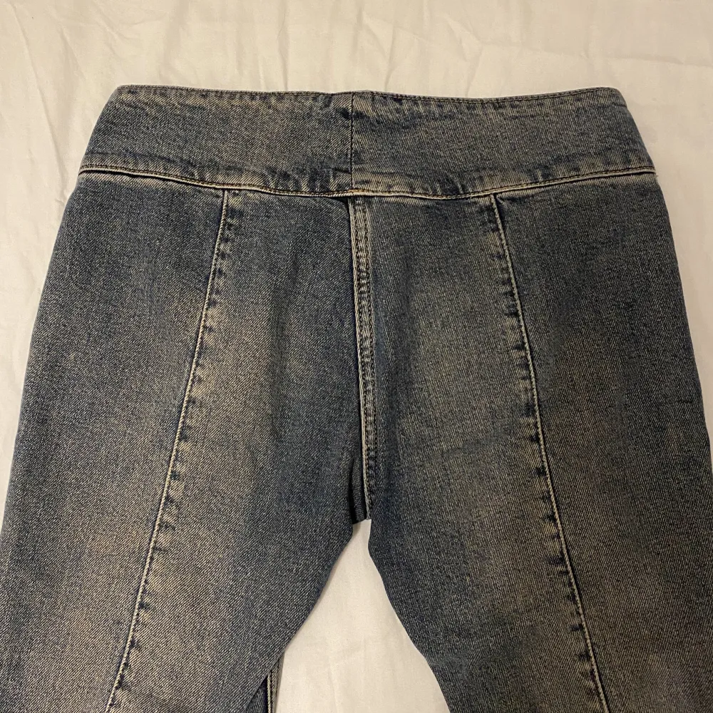 Lågmidjade jeans från weekday i modellen millenial, utan bakfickor och snygg detalj på framsidan. . Jeans & Byxor.