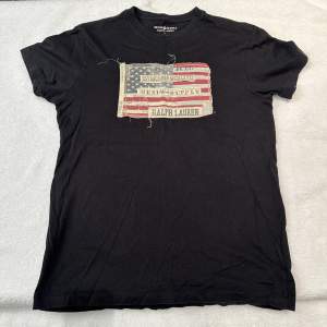 Ralph Lauren T-Shirt i storlek Small  T-Shirten är knappt använd  Snabb och smidig affär utlovas