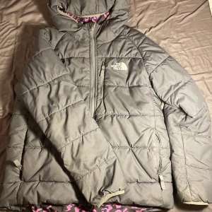 Jacka  - Säljer denna thenorthface jackan, skick 7-10, finns dom typ 3 små hål på baksida av den gråa sidan, och ett lite större på fram sidan, men den-rosa/lila sidan av jackan e det inte hål. Pris kan diskuteras 