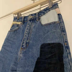 Abrand jeans - Säljer dessa från Abrand jeans som var väldigt poppis för några år sedan men säljs inte längre. Väldigt ledsen över att dem blivit för små så därför säljer jag dem. De är varsamt använda och i väldigt bra skick👖❤️