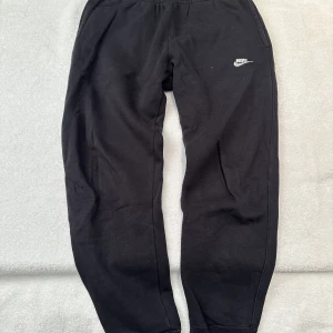 Mjukisbyxor Nike - Mjukisbyxor från Nike säljes i storlek Small  Byxorna är i mycket gott skick